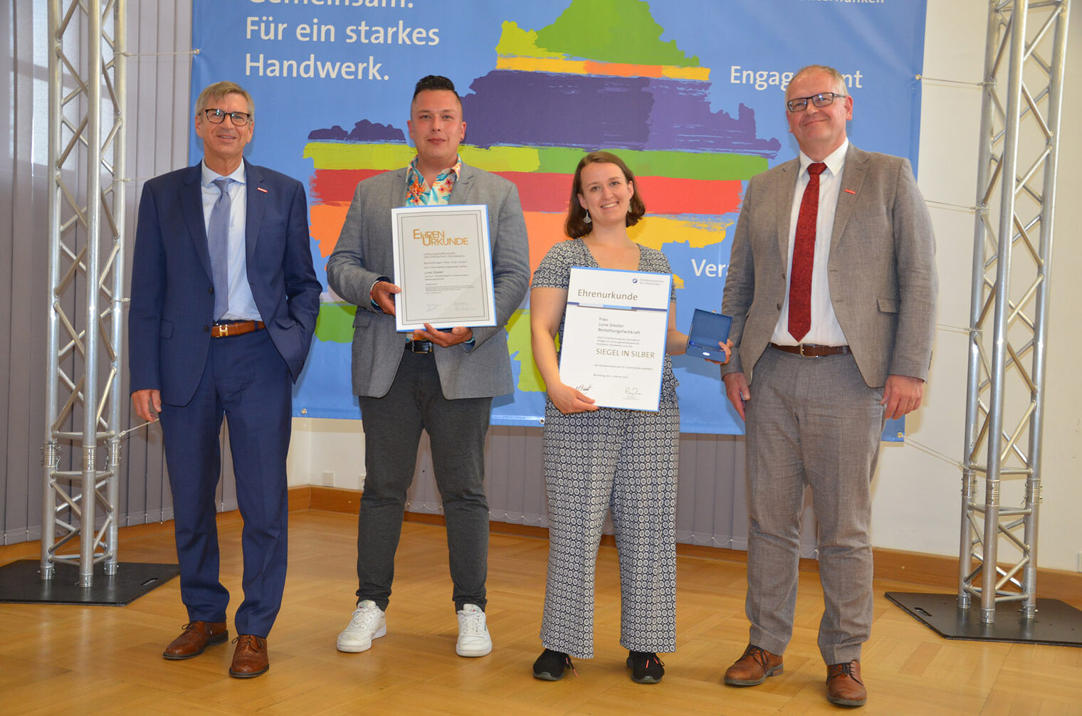 (v. l.) Michael Bissert, Präsident der Handwerkskammer für Unterfranken, Tobias Volk, Bestattungen Otto Volk GmbH aus Kitzingen und Luise Diestel, Bundessiegerin im Beruf Bestattungsfachkraft, sowie Ludwig Paul, Hauptgeschäftsführer der Handwerkskammer für Unterfranken. (v. l.) Michael Bissert, Präsident der Handwerkskammer für Unterfranken, Tobias Volk, Bestattungen Otto Volk GmbH aus Kitzingen und Luise Diestel, Bundessiegerin im Beruf Bestattungsfachkraft, sowie Ludwig Paul, Hauptgeschäftsführer der Handwerkskammer für Unterfranken.