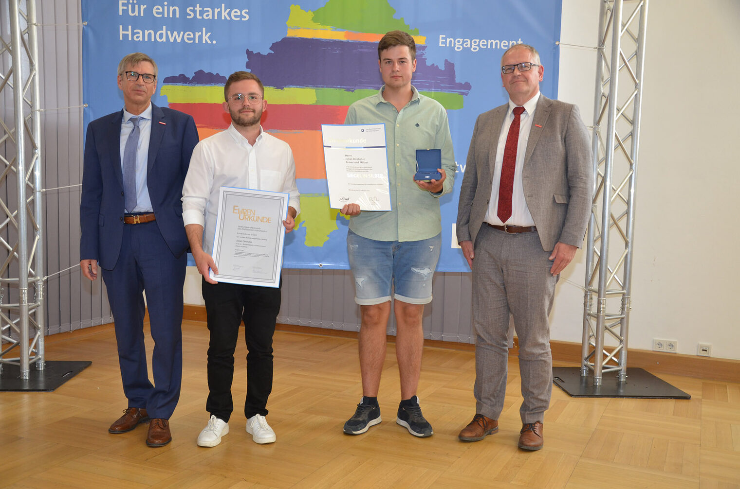 (v. l.) Michael Bissert, Präsident der Handwerkskammer für Unterfranken, Sebastian Haas, Schwindbräu GmbH aus Aschaffenburg, und Julian Dirnhofer, Bundessieger im Beruf Brauer und Mälzer, sowie Ludwig Paul, Hauptgeschäftsführer der Handwerkskammer für Unterfranken. (v. l.) Michael Bissert, Präsident der Handwerkskammer für Unterfranken, Sebastian Haas, Schwindbräu GmbH aus Aschaffenburg, und Julian Dirnhofer, Bundessieger im Beruf Brauer und Mälzer, sowie Ludwig Paul, Hauptgeschäftsführer der Handwerkskammer für Unterfranken.