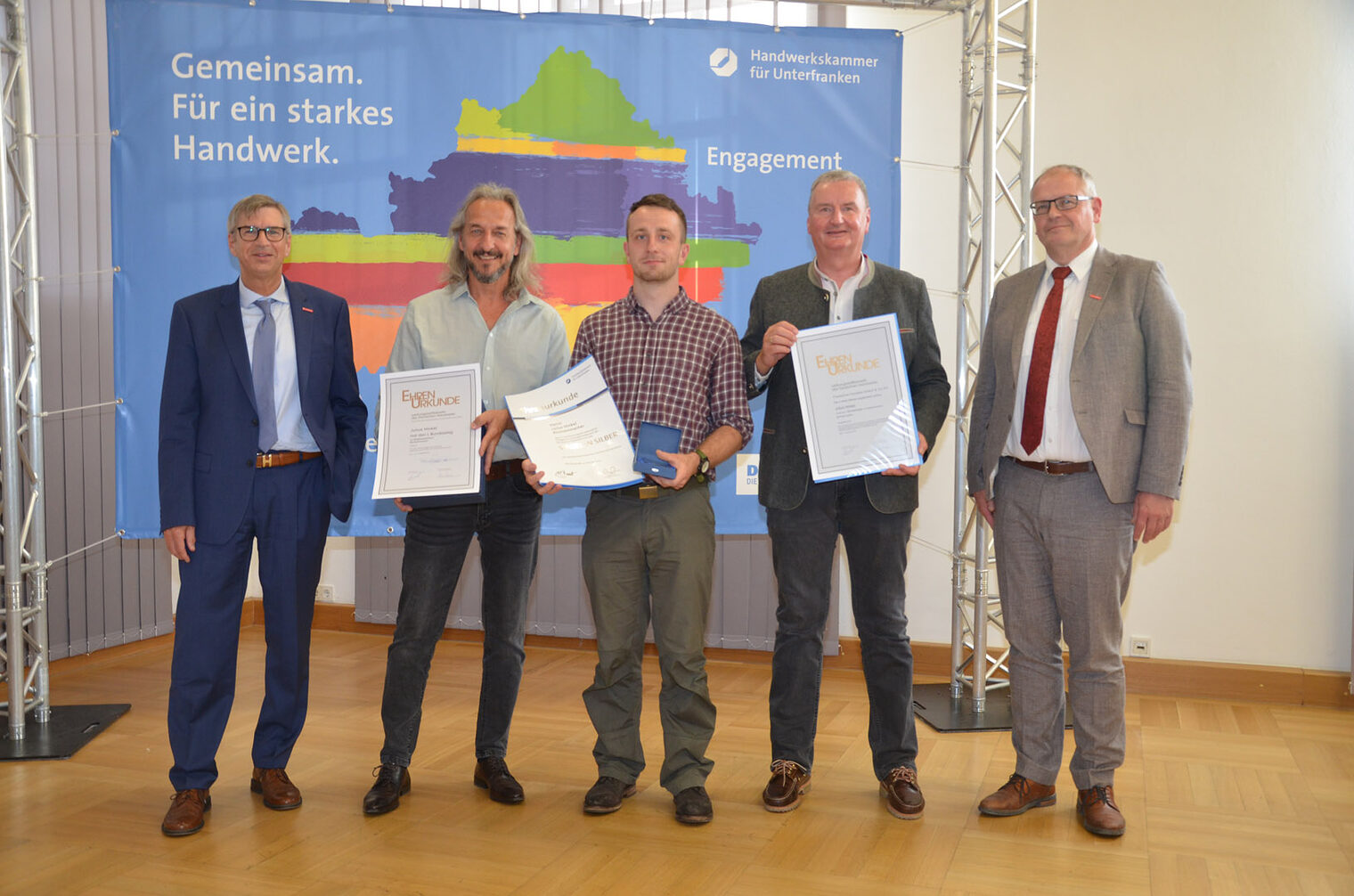 (v. l.) Michael Bissert, Präsident der Handwerkskammer für Unterfranken, Alexander Bär, Frankonia Handels GmbH & Co. KG aus Rottendorf, Julius Hinkel, Bundessieger im Beruf Büchsenmacher, Dieter Schlör, Frankonia Handels GmbH & Co. KG, sowie Ludwig Paul, Hauptgeschäftsführer der Handwerkskammer für Unterfranken. (v. l.) Michael Bissert, Präsident der Handwerkskammer für Unterfranken, Alexander Bär, Frankonia Handels GmbH & Co. KG aus Rottendorf, Julius Hinkel, Bundessieger im Beruf Büchsenmacher, Dieter Schlör, Frankonia Handels GmbH & Co. KG, sowie Ludwig Paul, Hauptgeschäftsführer der Handwerkskammer für Unterfranken.