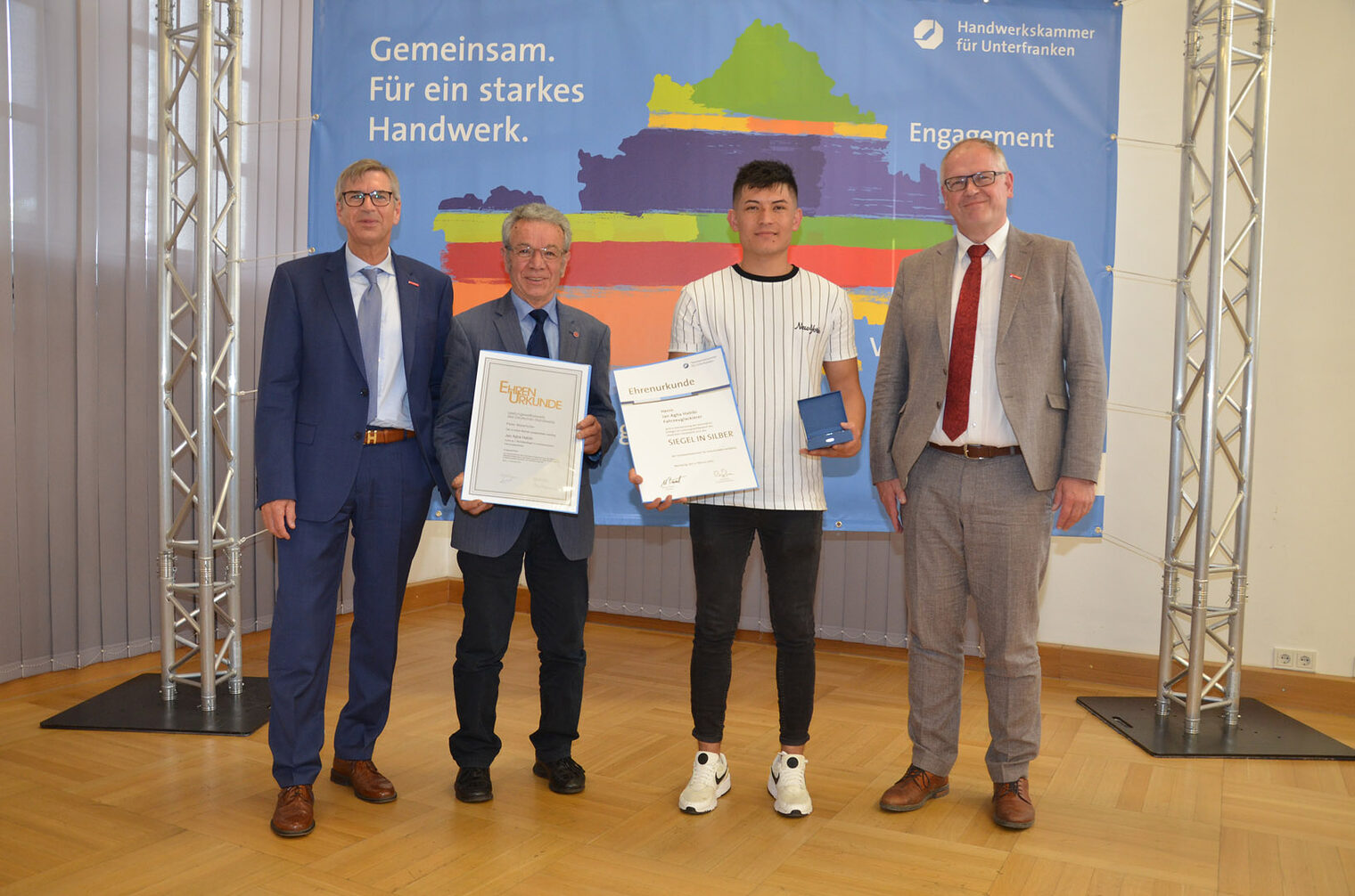 (v. l.) Michael Bissert, Präsident der Handwerkskammer für Unterfranken, Peter Maierhofer, Autoteam Peter Maierhofer aus Triefenstein und Jan Agha Habibi, Bundessieger im Beruf Fahrzeuglackierer, sowie Ludwig Paul, Hauptgeschäftsführer der Handwerkskammer für Unterfranken. (v. l.) Michael Bissert, Präsident der Handwerkskammer für Unterfranken, Peter Maierhofer, Autoteam Peter Maierhofer aus Triefenstein und Jan Agha Habibi, Bundessieger im Beruf Fahrzeuglackierer, sowie Ludwig Paul, Hauptgeschäftsführer der Handwerkskammer für Unterfranken.