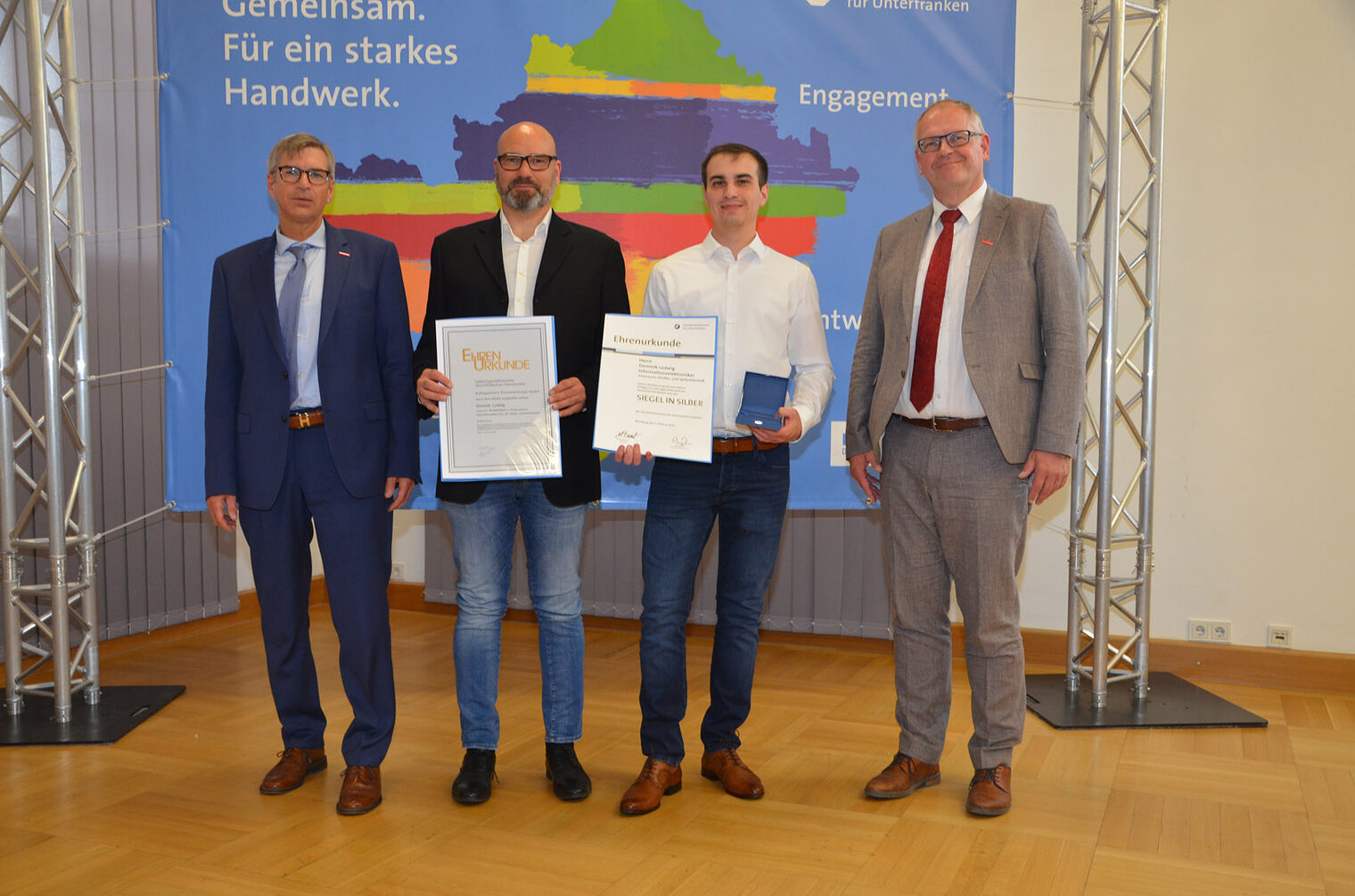 (v. l.) Michael Bissert, Präsident der Handwerkskammer für Unterfranken, Marco Schlegelmilch, Schlegelmilch Dienstleistungs GmbH aus Haßfurt, und Dominik Ludwig, Bundessieger im Beruf Informationselektroniker in der Fachrichtung Geräte- und Systemtechnik, sowie Ludwig Paul, Hauptgeschäftsführer der Handwerkskammer für Unterfranken. (v. l.) Michael Bissert, Präsident der Handwerkskammer für Unterfranken, Marco Schlegelmilch, Schlegelmilch Dienstleistungs GmbH aus Haßfurt, und Dominik Ludwig, Bundessieger im Beruf Informationselektroniker in der Fachrichtung Geräte- und Systemtechnik, sowie Ludwig Paul, Hauptgeschäftsführer der Handwerkskammer für Unterfranken.