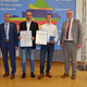 (v. l.) Michael Bissert, Präsident der Handwerkskammer für Unterfranken, Marco Schlegelmilch, Schlegelmilch Dienstleistungs GmbH aus Haßfurt, und Dominik Ludwig, Bundessieger im Beruf Informationselektroniker in der Fachrichtung Geräte- und Systemtechnik, sowie Ludwig Paul, Hauptgeschäftsführer der Handwerkskammer für Unterfranken.