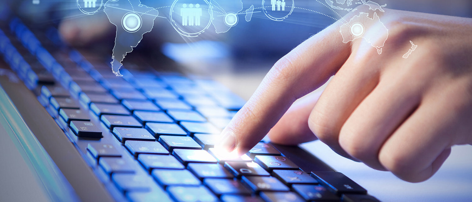 Webinar Transparenzregister Hand tippt auf Computertastatur mit erscheinendem Hologramm, Symbolbild