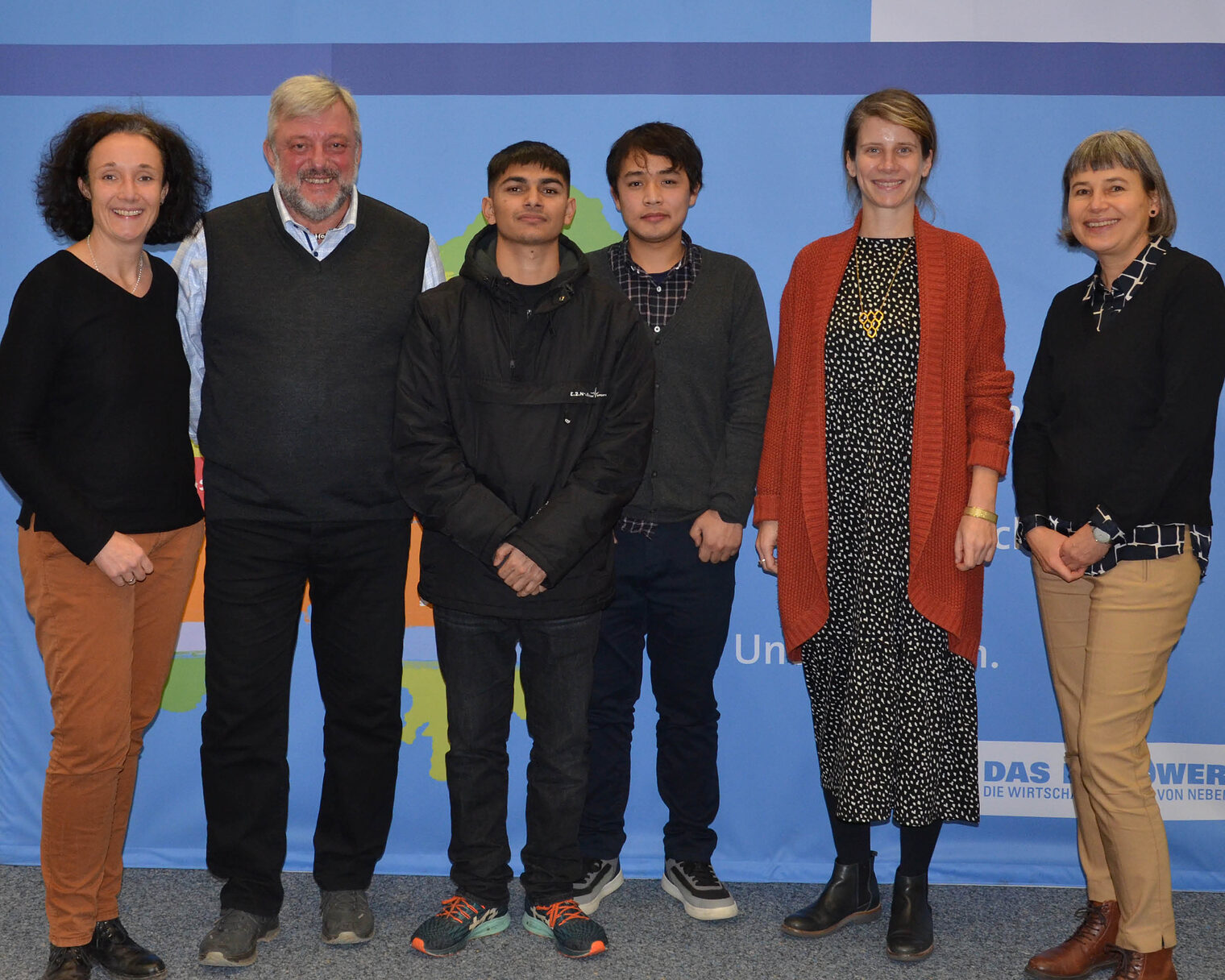 Die beiden nepalesischen Auszubildenden mit Barbara Hoffstadt, Klaus Meyer, Kathrin Junken und Andrea Sitzmann.