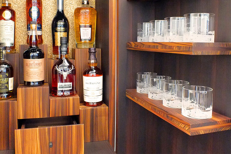 Schreinermeisterstück Detailansicht Whiskeybar mit Flaschen und Gläser