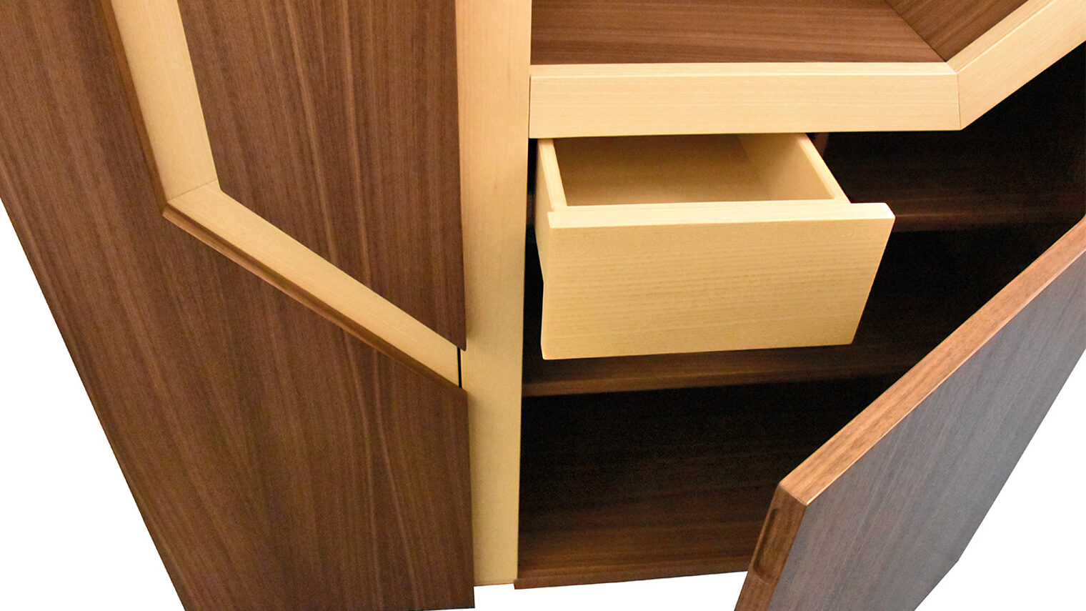 Schreinermeisterstück Wohnzimmerschrank mit offener Tür 