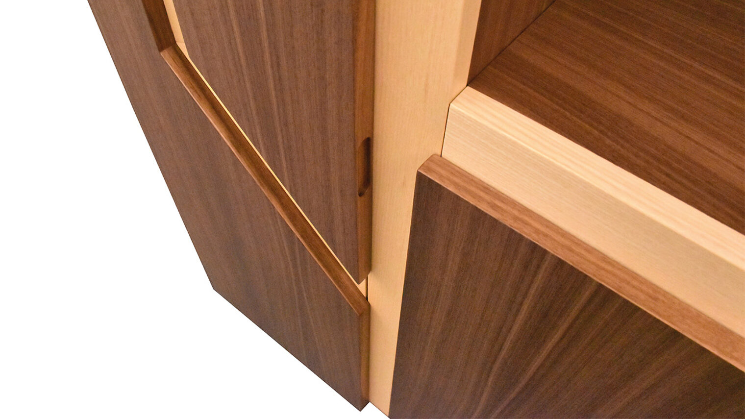 Schreinermeisterstück Wohnzimmerschrank mit Einkerbungen