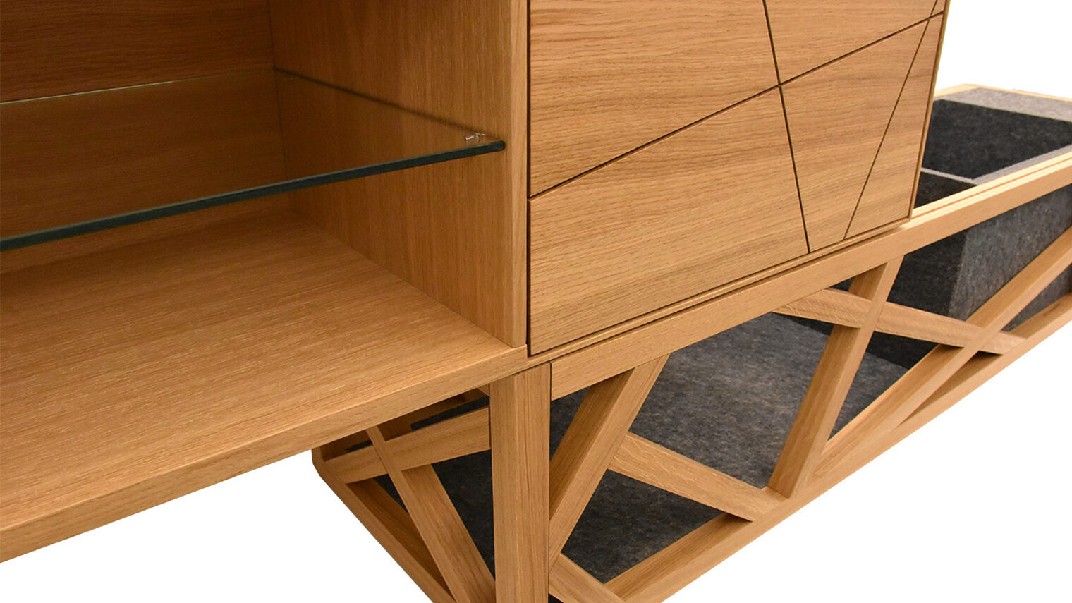 Schreinermeisterstück ausgefahrenes TV-Sideboard