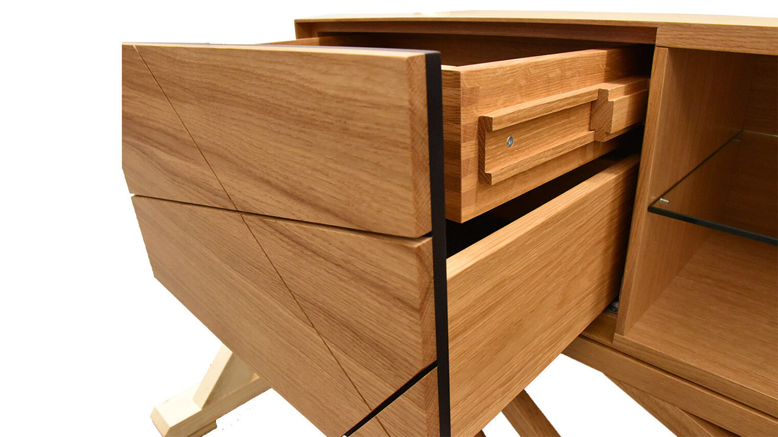Schreinermeisterstück TV-Sideboard mit ausgefahrenen Schubladen