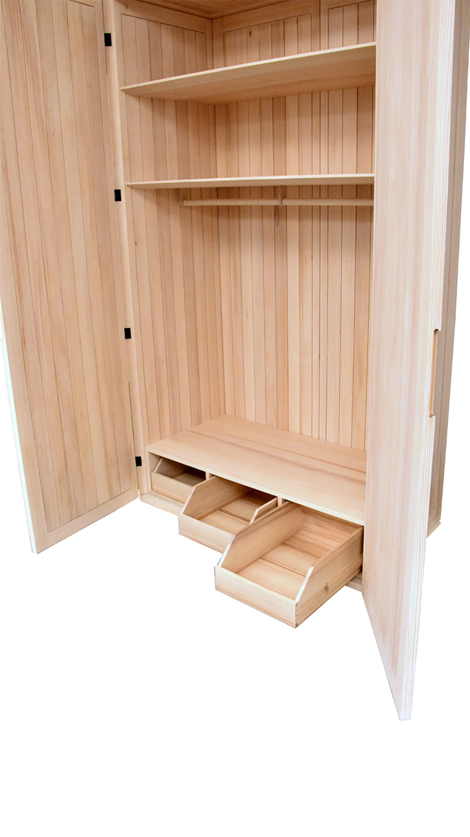 Schreinermeisterstück Gesamtansicht geöffneter Kleiderschrank