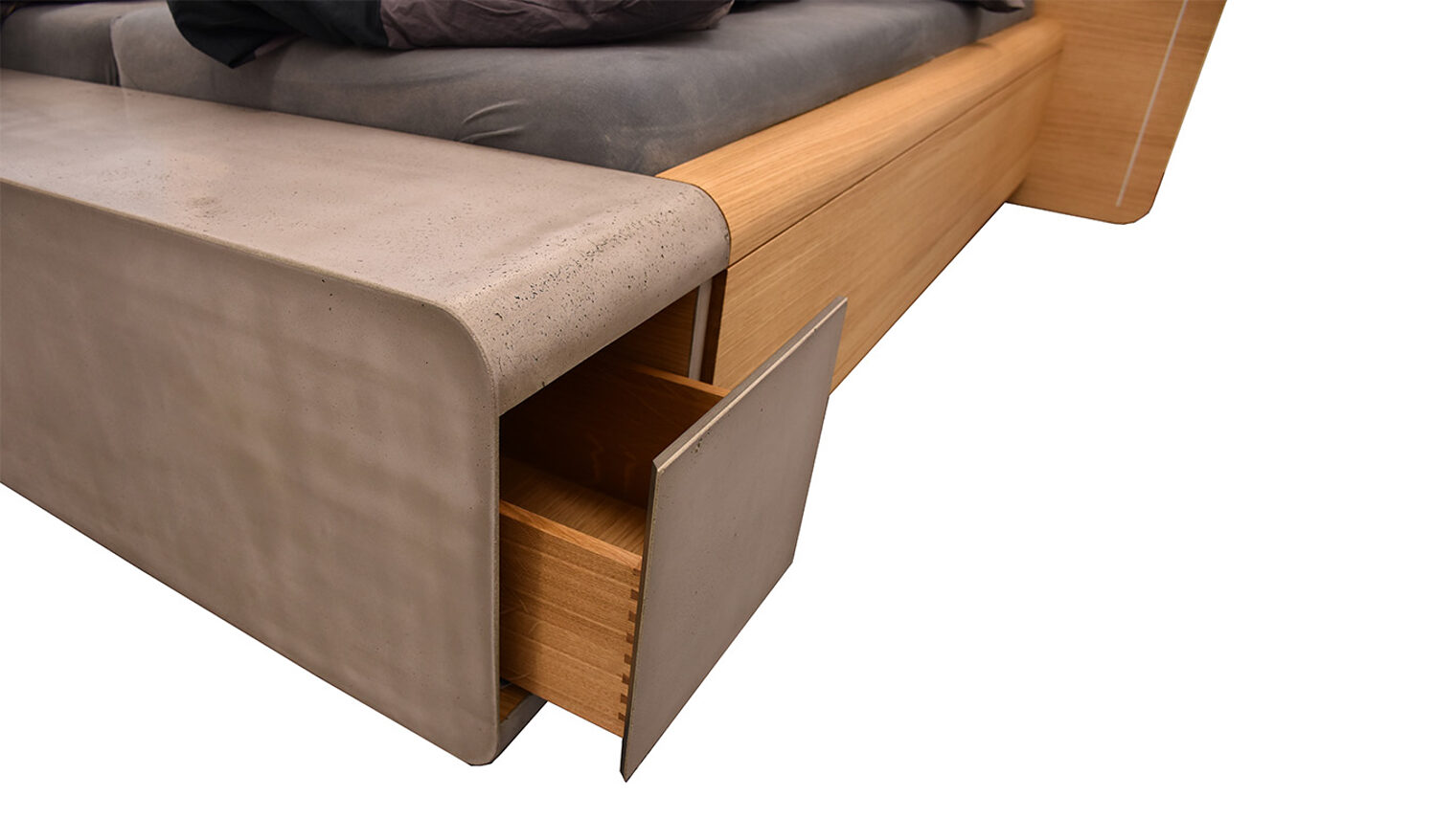 Schreinermeisterstück Eckansicht Designbett