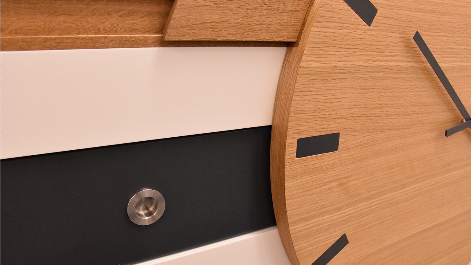 Schreinermeisterstück Detailansicht Hängesideboard mit Uhr