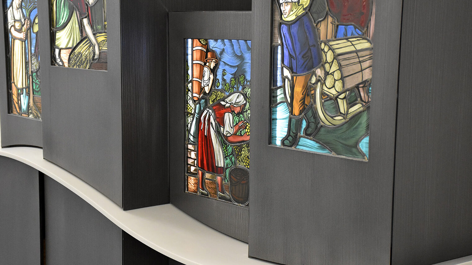 Schreinermeisterstück Detailansicht Sideboard mit Bleiverglasung