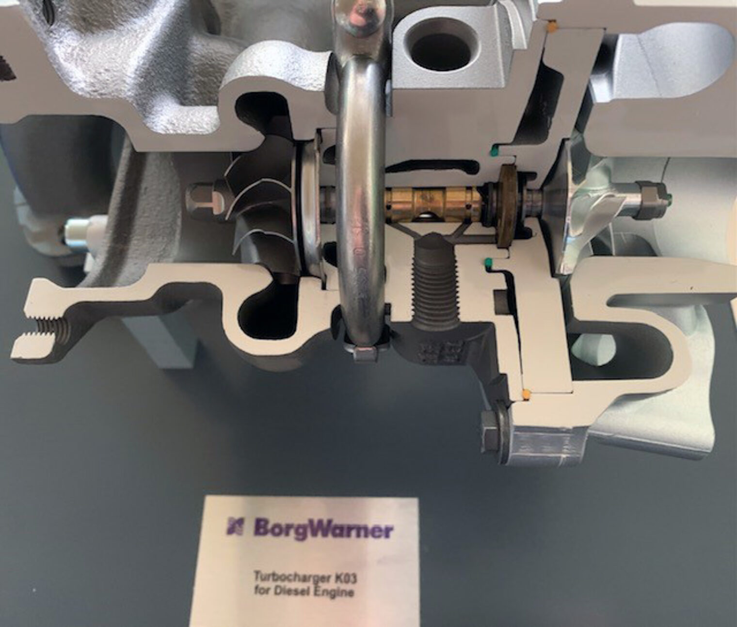 Schnittmodell eines Abgas-Turboladers des Unternehmens BorgWarner