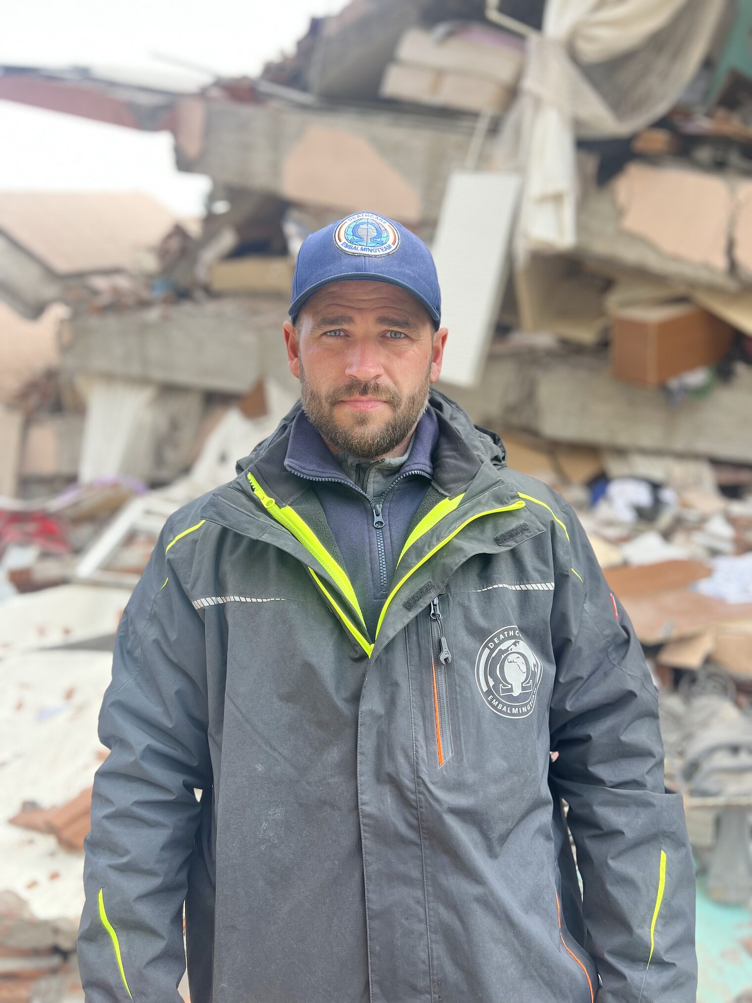 Marco Pfister steht inmitten von Bauschutt eingestürzter Gebäude