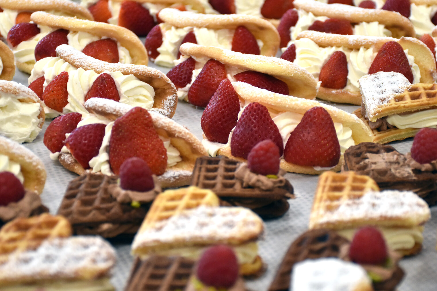 Süße Waffeln mit Erdbeeren