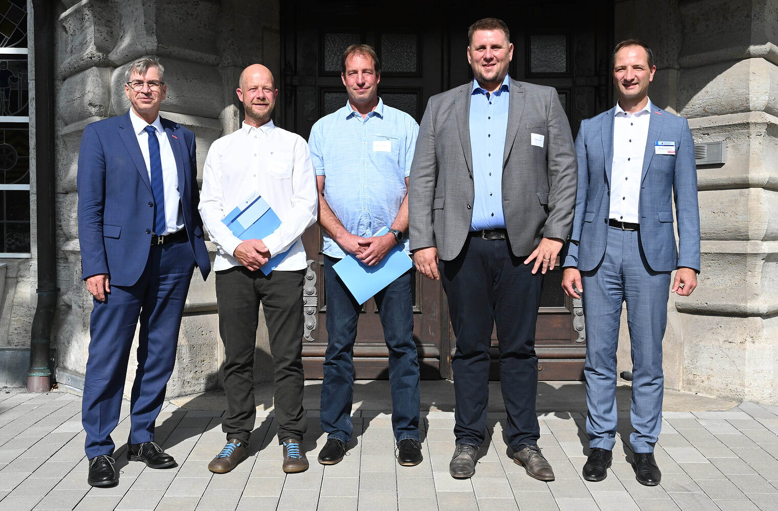 Gruppenfoto von Ehrungsveranstaltung mit fünf Personen
