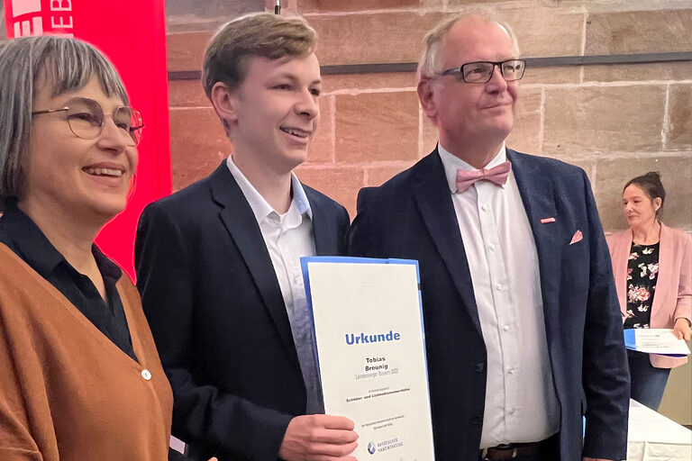 Gruppenfoto mit Landessieger und Hauptgeschäftsführer Ludwig Paul sowie der stellvertretenden Hauptgeschäftsführerin Andrea Sitzmann.