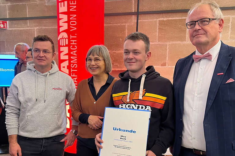 Gruppenfoto mit einem Landessieger und Hauptgeschäftsführer Ludwig Paul.