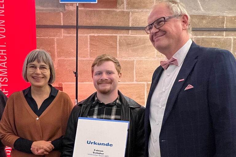 Gruppenfoto mit Landessieger und Hauptgeschäftsführer Ludwig Paul sowie der stellvertretenden Hauptgeschäftsführerin Andrea Sitzmann.