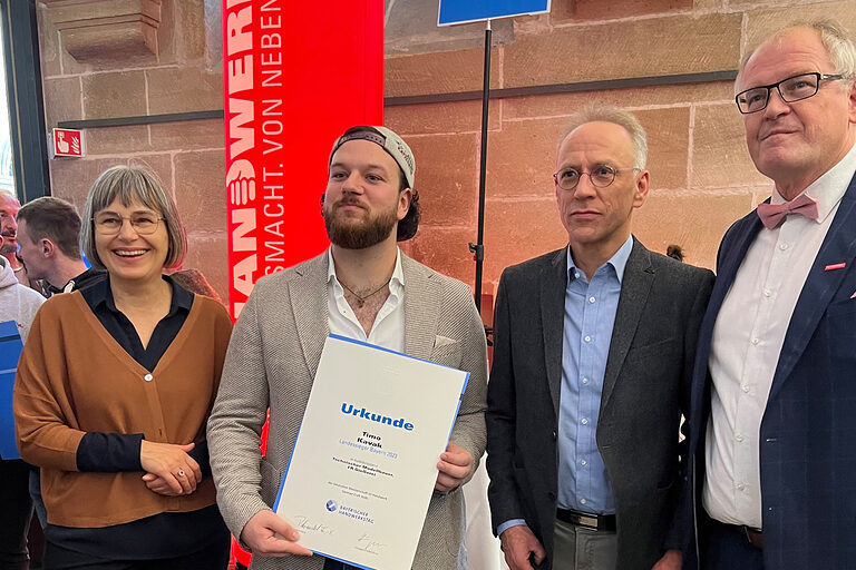 Gruppenfoto mit einem Landessieger und Hauptgeschäftsführer Ludwig Paul.