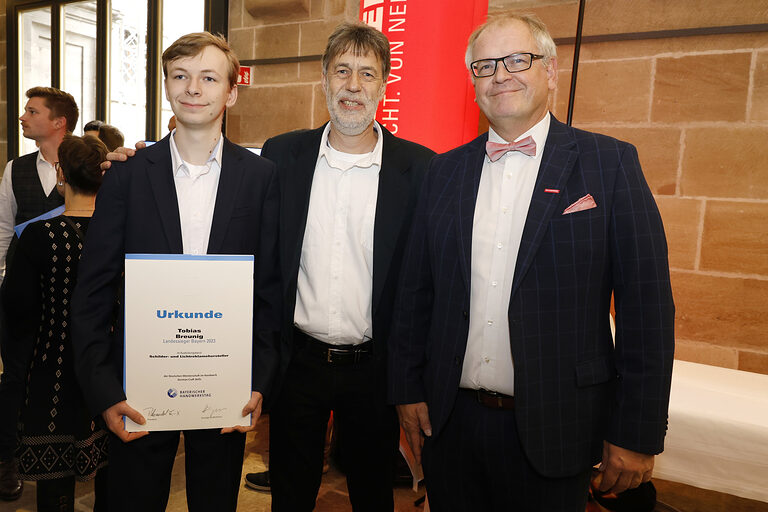 Gruppenfoto mit einem Landessieger und Hauptgeschäftsführer Ludwig Paul.