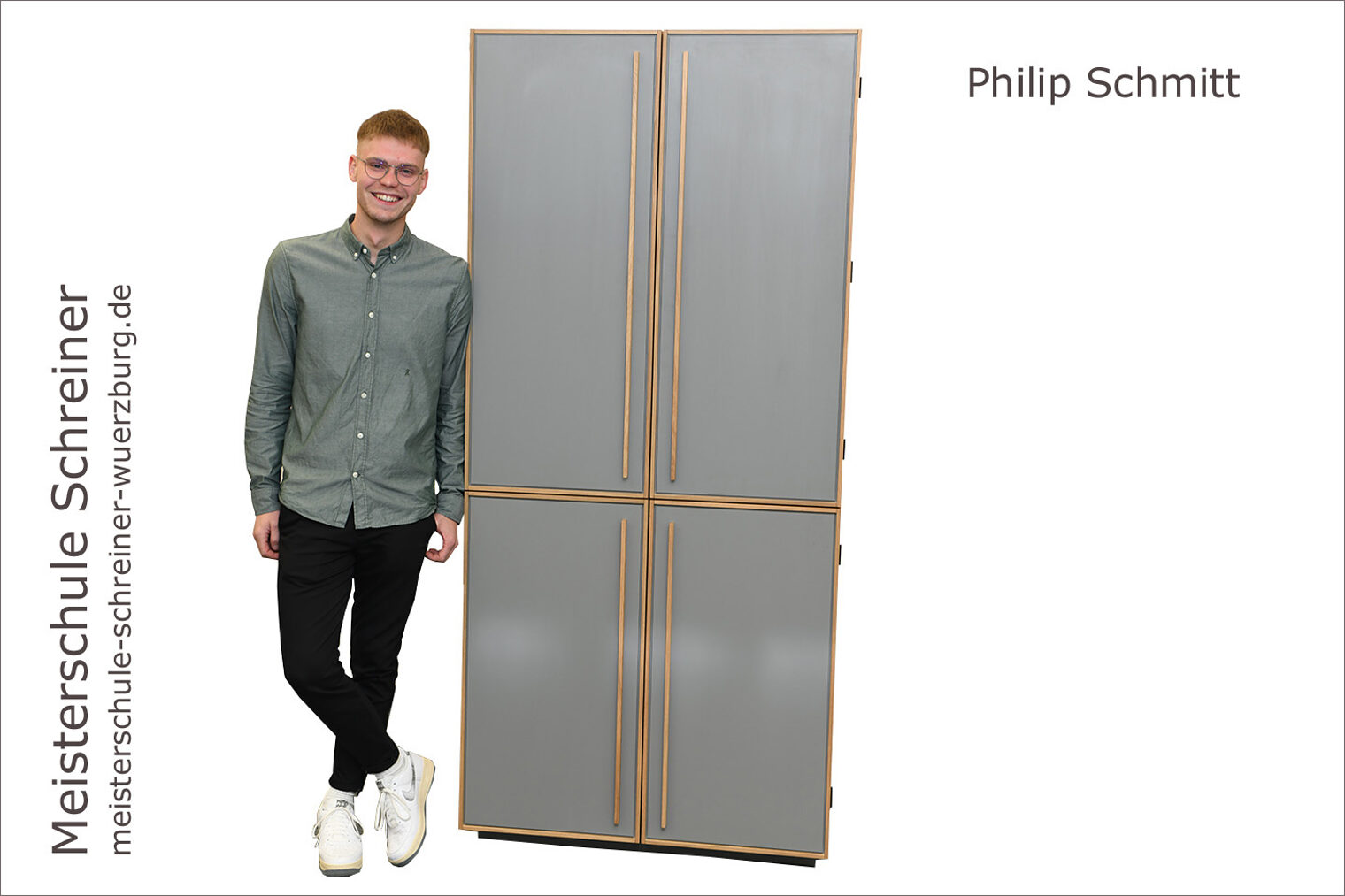Meisterschule Schreiner Handwerkskammer für Unterfranken Porträt Philip Schmitt mit seinem Büroschrank als Schreinermeisterstück