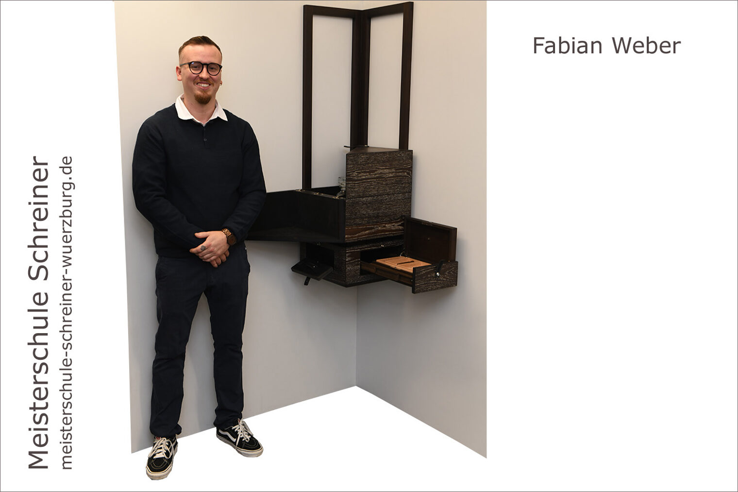 Meisterschule Schreiner Handwerkskammer für Unterfranken Porträt Fabian Weber mit seinem Hängemöbel als Schreinermeisterstück