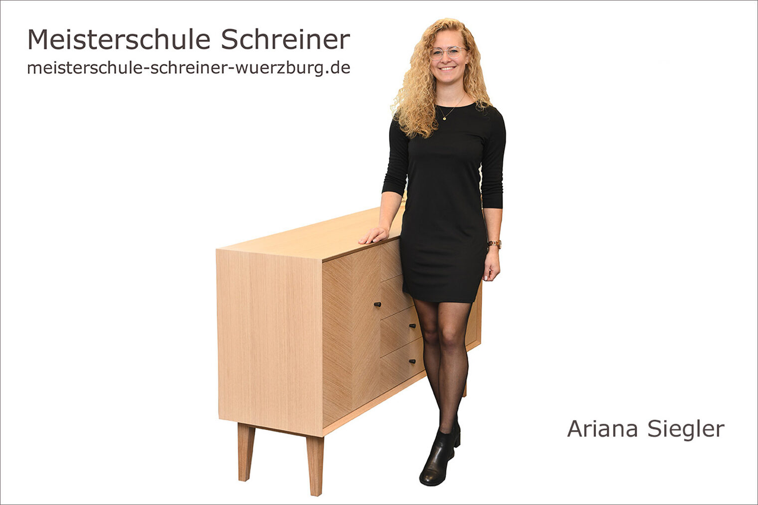 Meisterschule Schreiner Handwerkskammer für Unterfranken Porträt Ariana Siegler mit ihrem Sideboard als Schreinermeisterstück