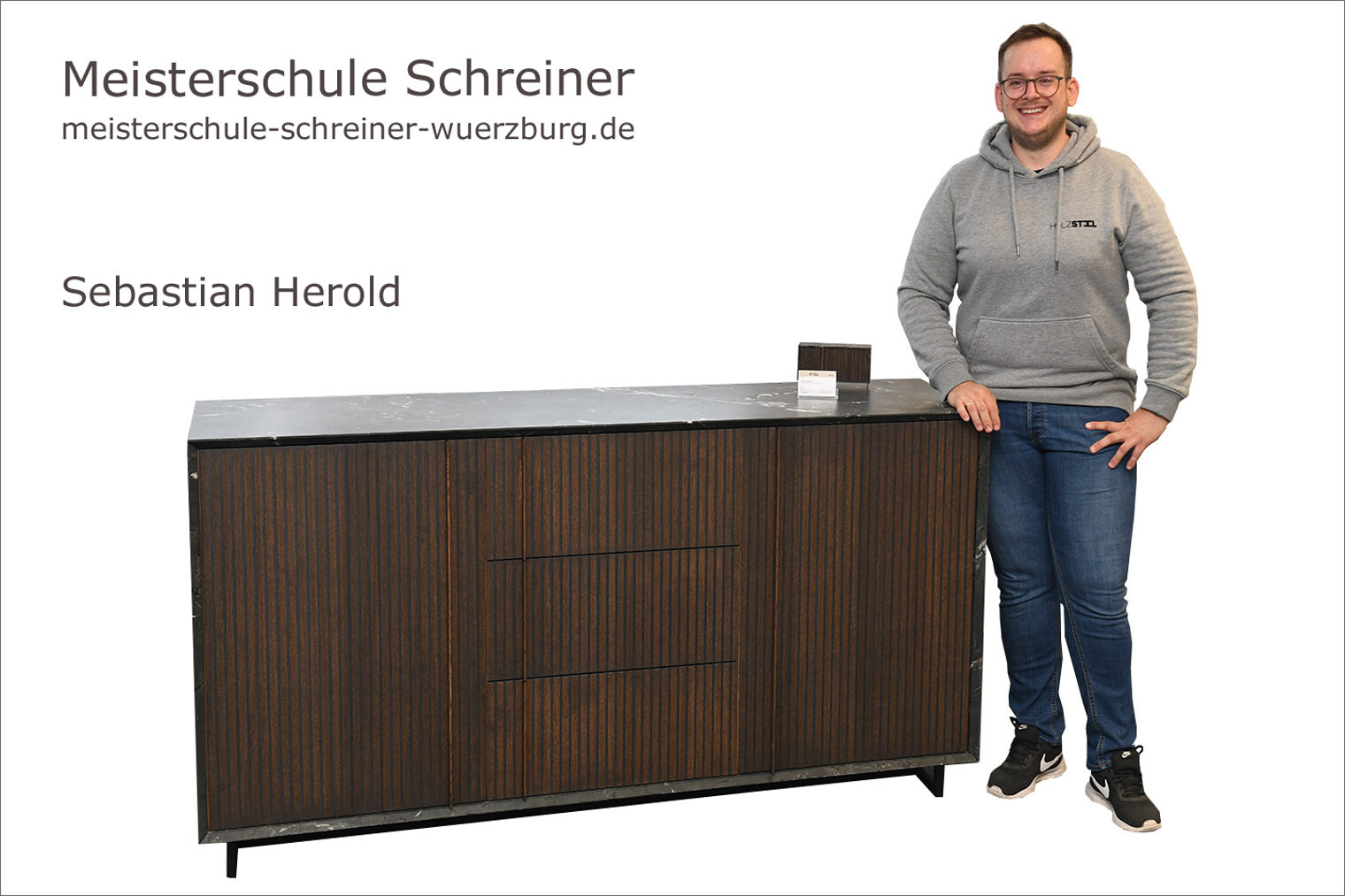 Meisterschule Schreiner Handwerkskammer für Unterfranken Porträt Sebastian Herold mit seinem Sideboard als Schreinermeisterstück