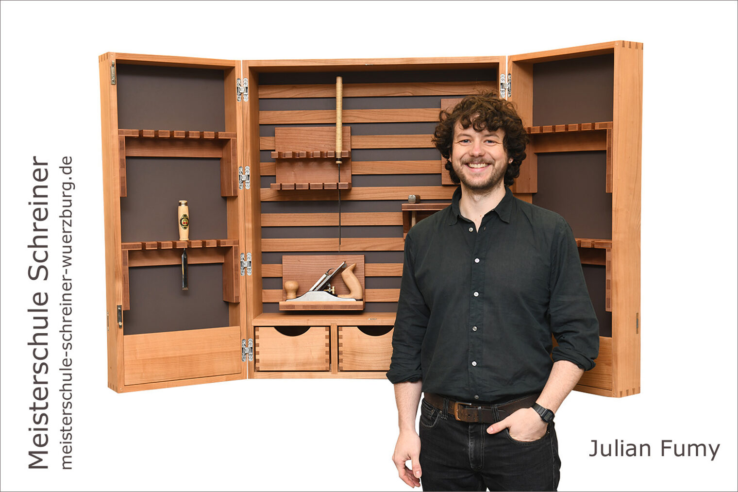 Meisterschule Schreiner Handwerkskammer für Unterfranken Porträt Julian Fumy mit seiner Werkzeuggalerie als Schreinermeisterstück