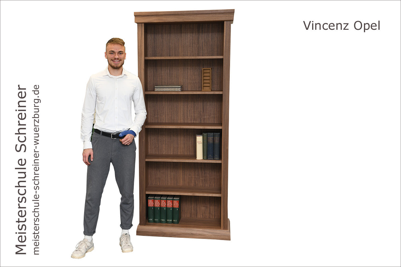 Meisterschule Schreiner Handwerkskammer für Unterfranken Porträt Vincenz Opel mit seinem Bücherregal als Schreinermeisterstück