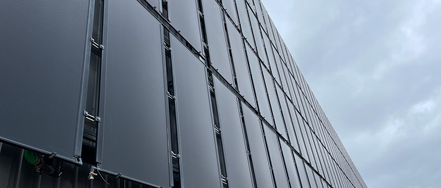 Solarmodule an einer Hausfassade