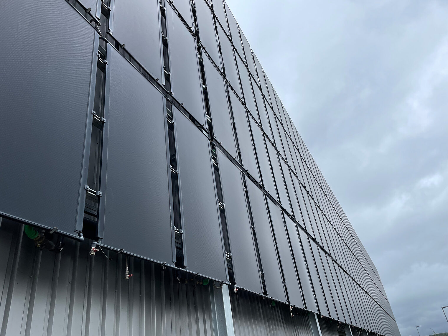 Solarmodule an einer Hausfassade