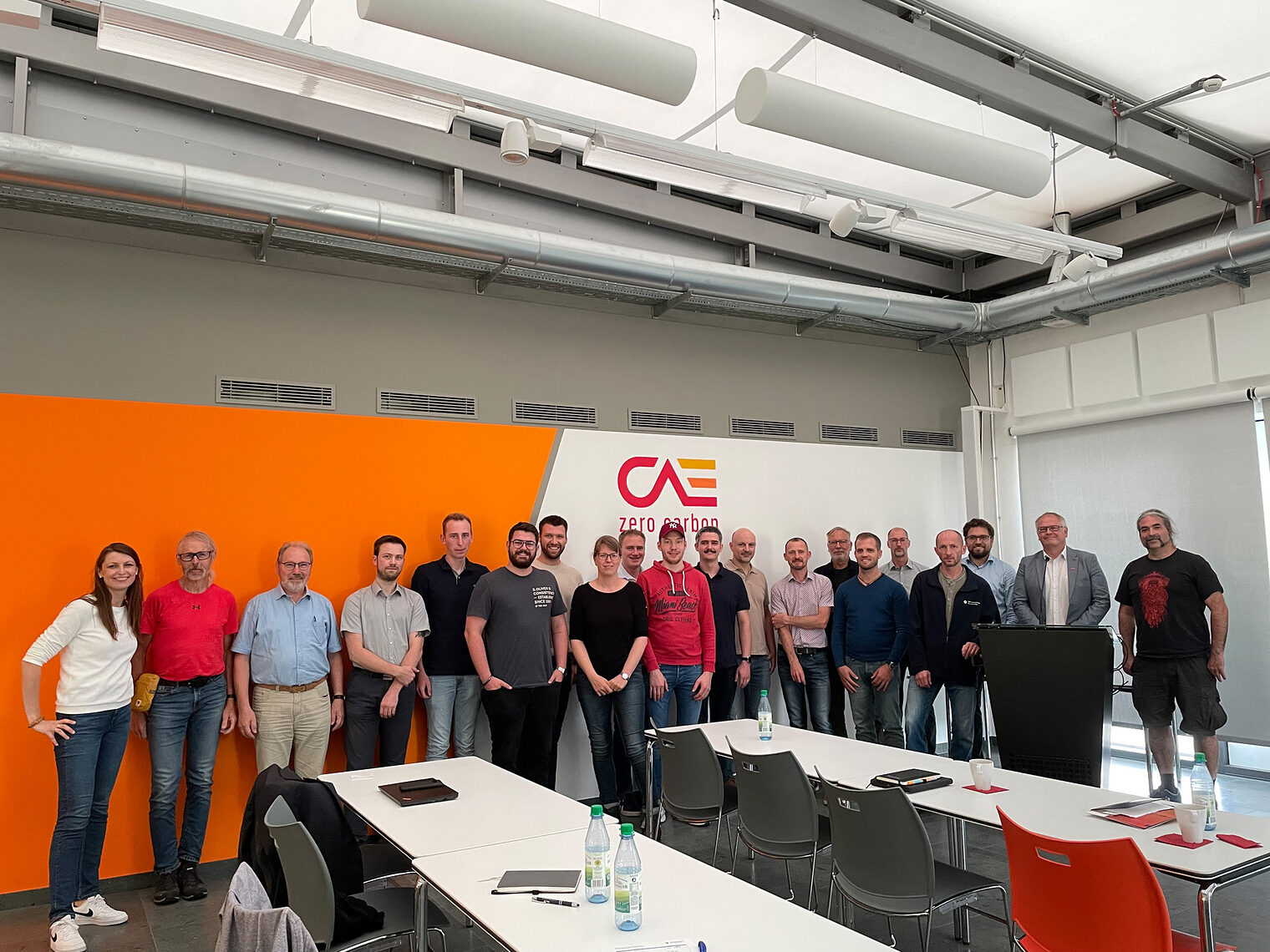 Gruppenfoto in Besprechungsraum