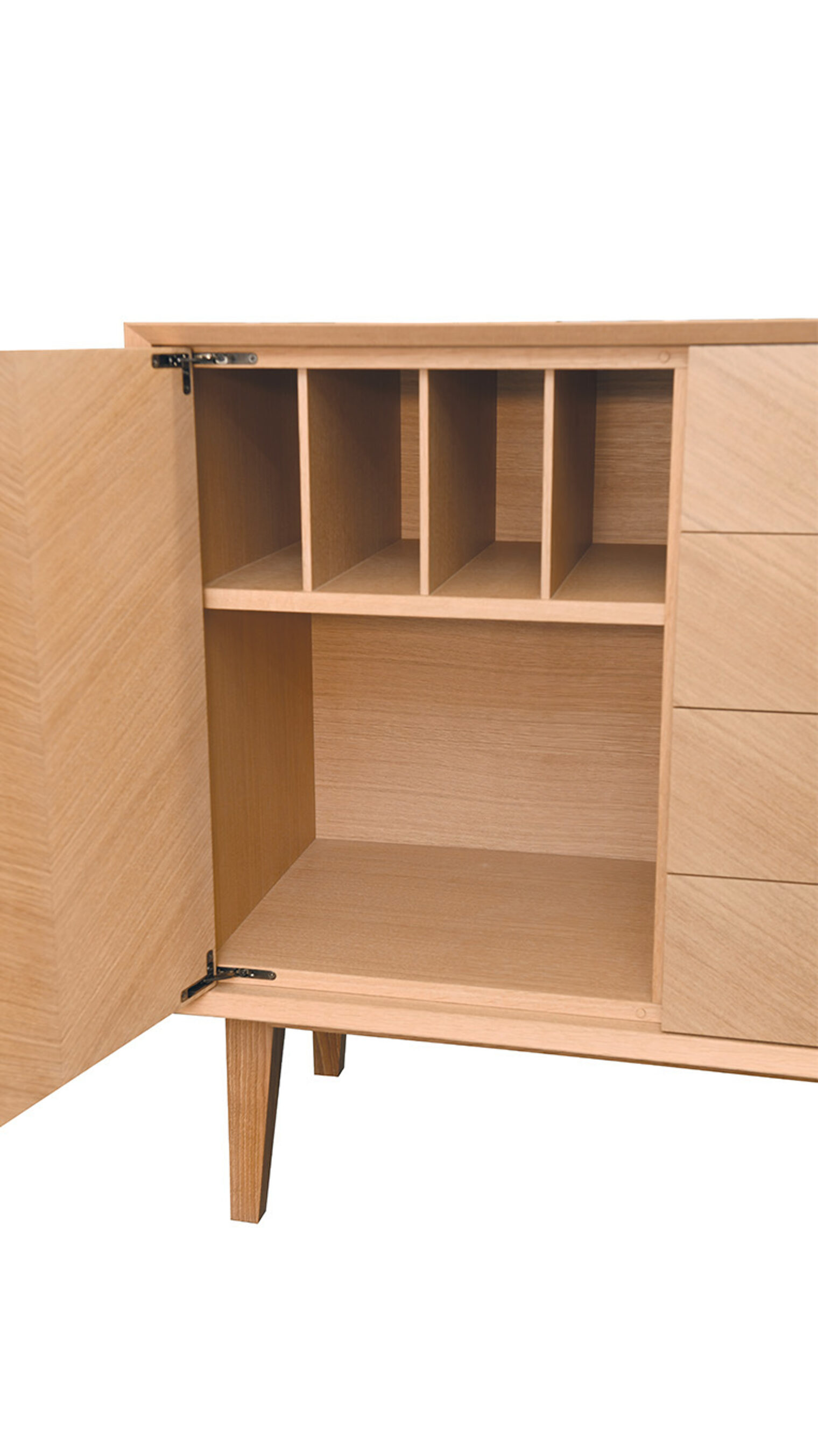 Schreinermeisterstück Sideboard in Eiche mit geöffneter Tür