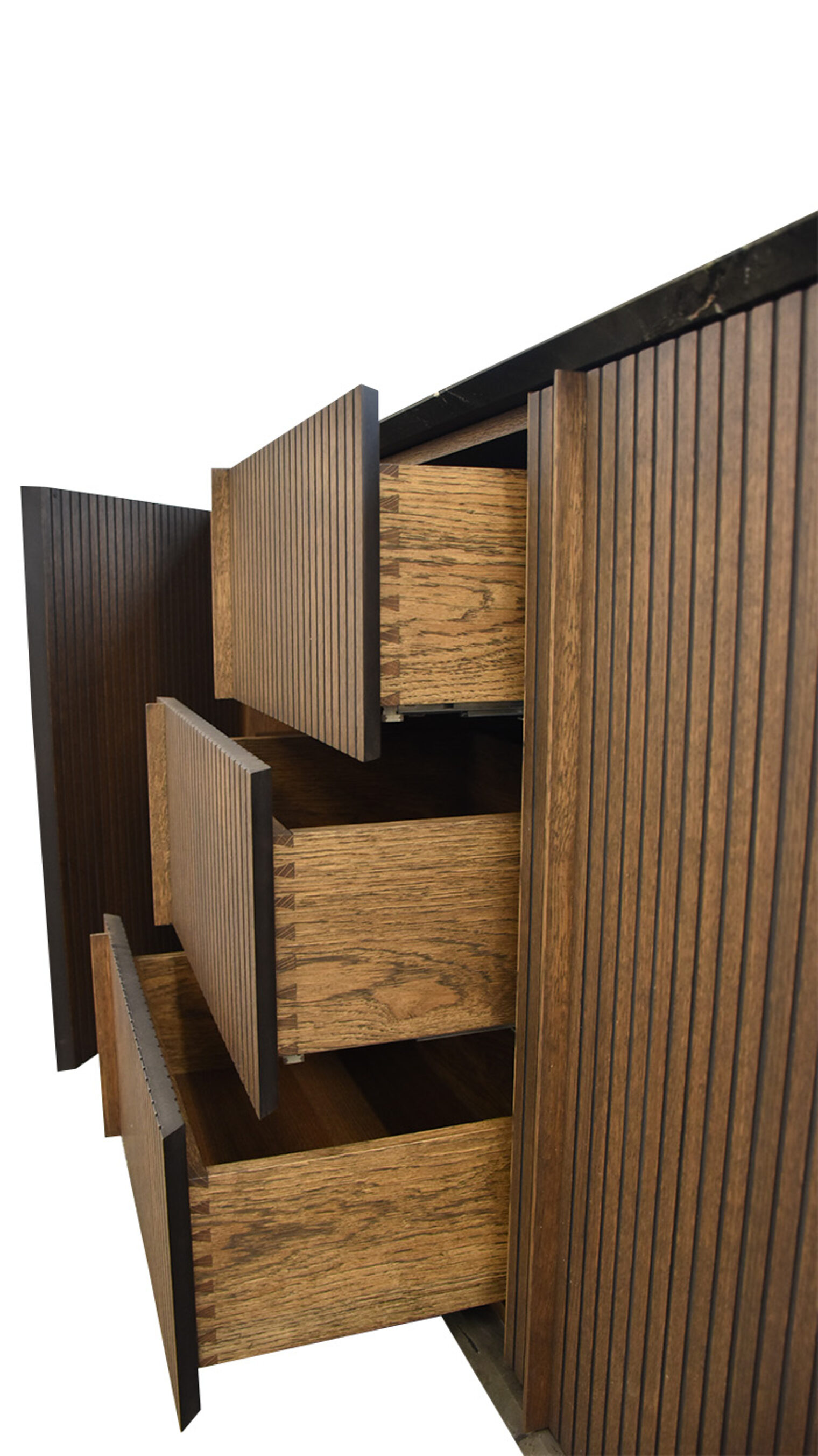 Schreinermeisterstück Sideboard aus Eiche und Naturstein mit geöffneten Schubladen