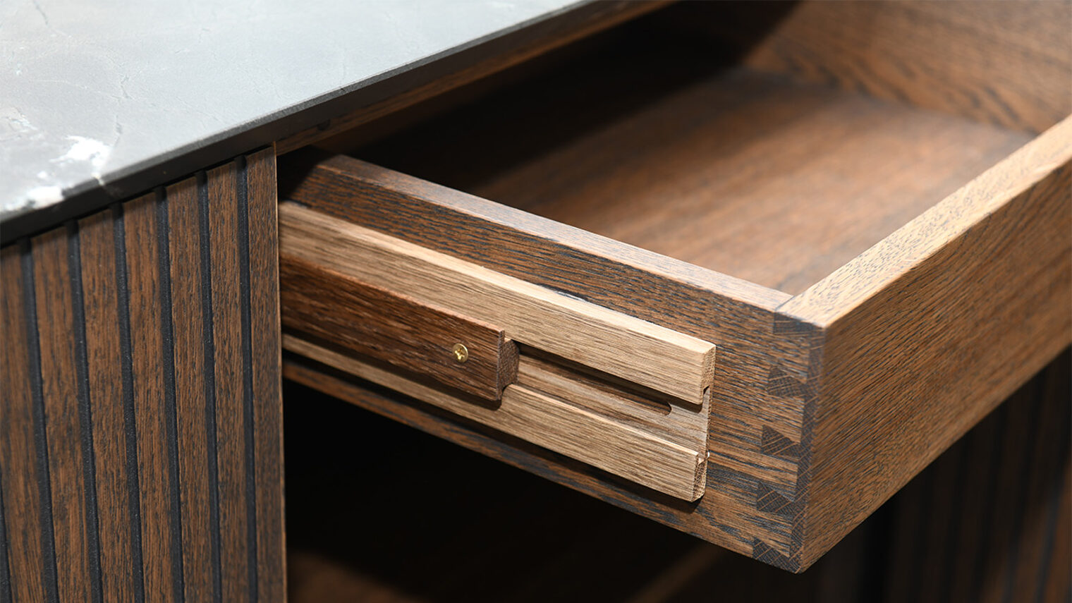 Schreinermeisterstück Detailansicht Sideboard aus Eiche und Naturstein