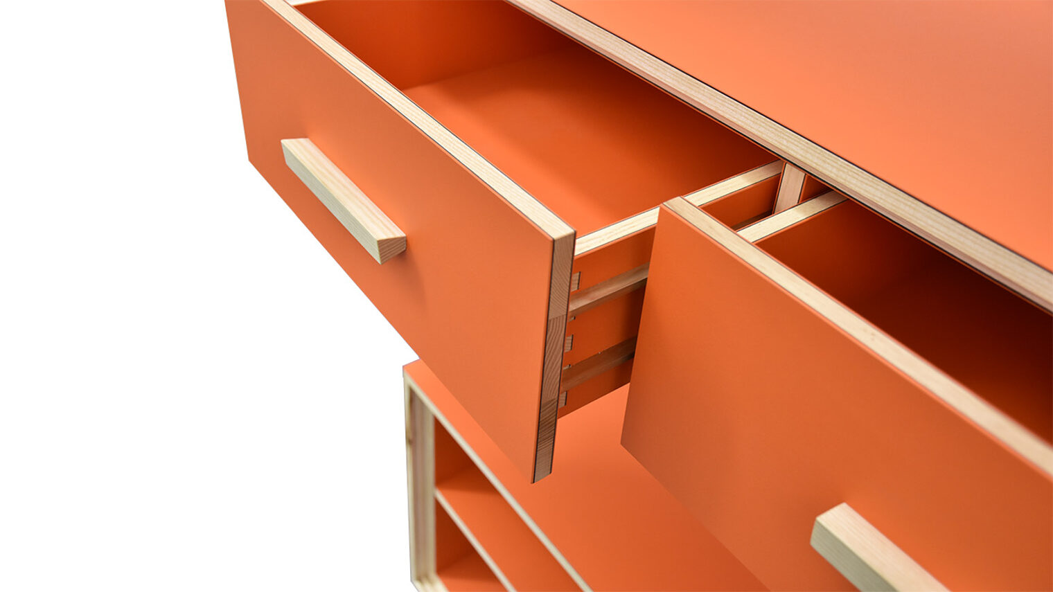 Schreinermeisterstück orangenes Regal mit geöffneten Schubladen
