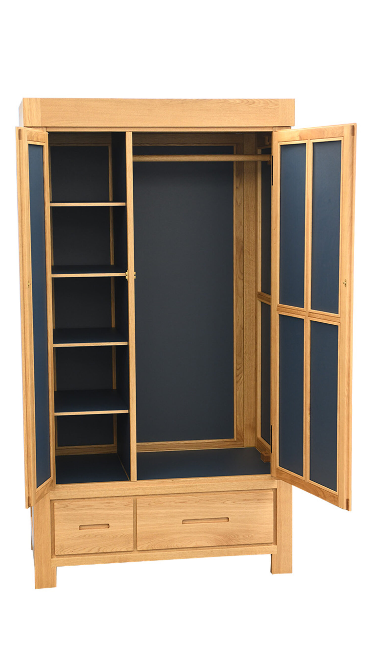 Schreinermeisterstück geöffneter Kleiderschrank