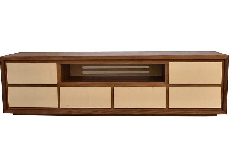Schreinermeisterstück Gesamtansicht Massivholzsideboard aus Nussbaum und Ahorn
