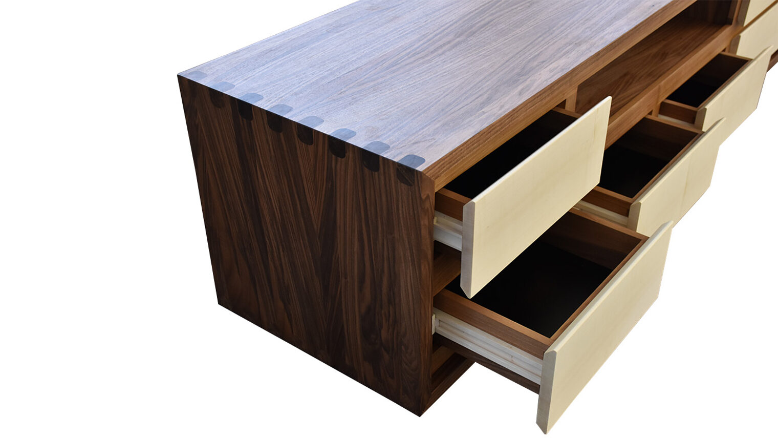 Schreinermeisterstück Massivholzsideboard aus Nussbaum und Ahorn mit geöffneten Schubladen