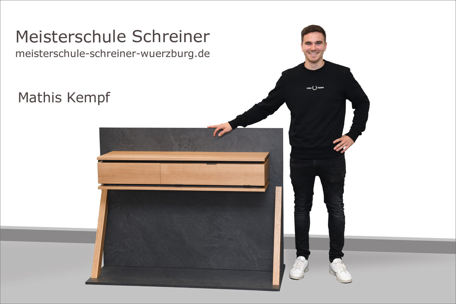 Portrait Mathis Kempf mit seiner Hängekonsole als Schreinermeisterstück Schreinermeisterschule Würzburg Meisterstück 2023 Hängekonsole