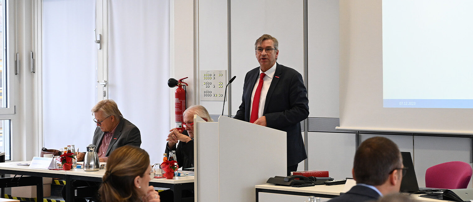 Michael Bissert, Präsident der Handwerkskammer für Unterfranken, spricht vor der 133. Vollversammlung.