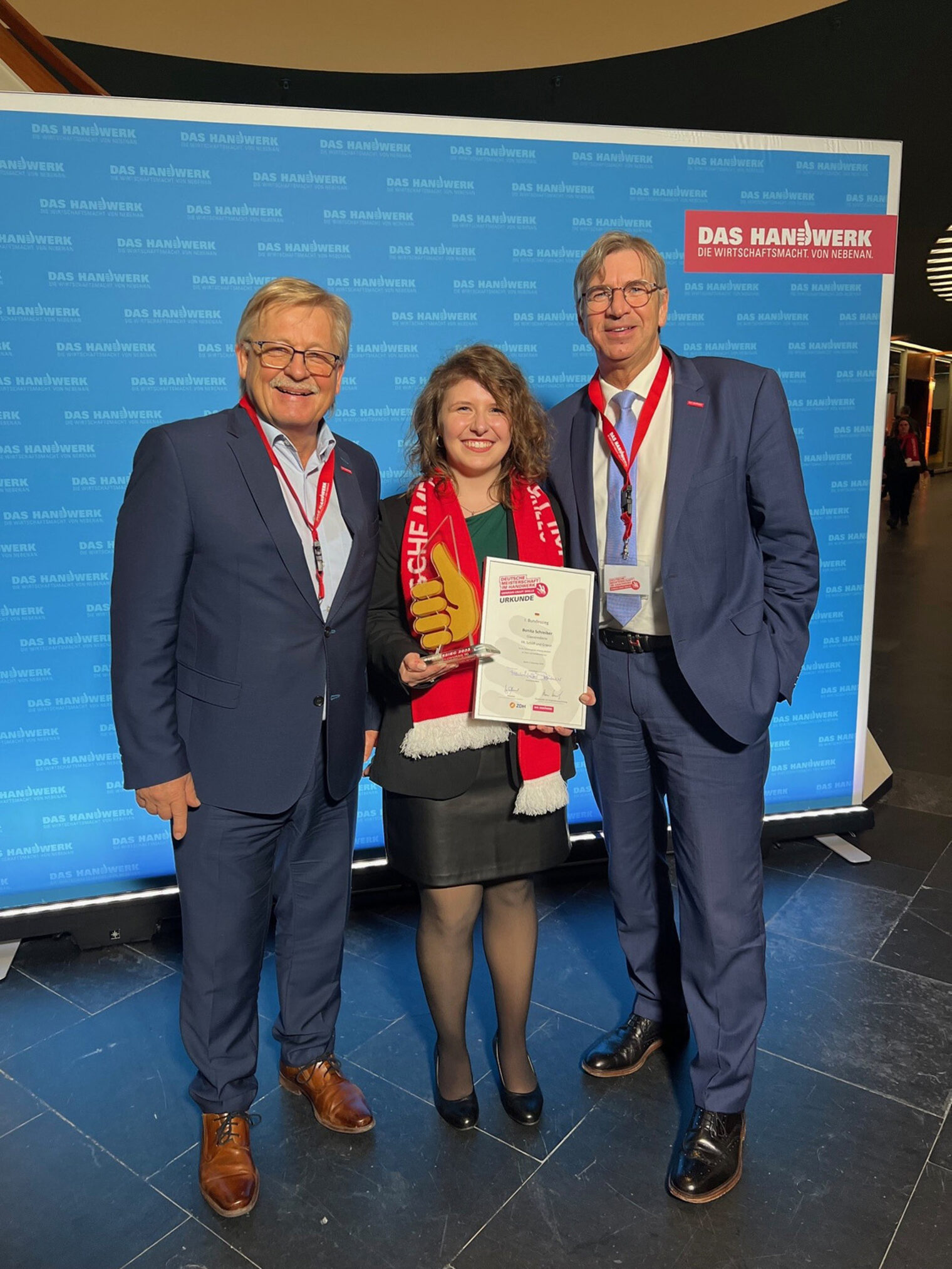 Weiteres Gruppenfoto mit Bundessiegerin aus Unterfranken und Handwerkskammer-Präsidenten