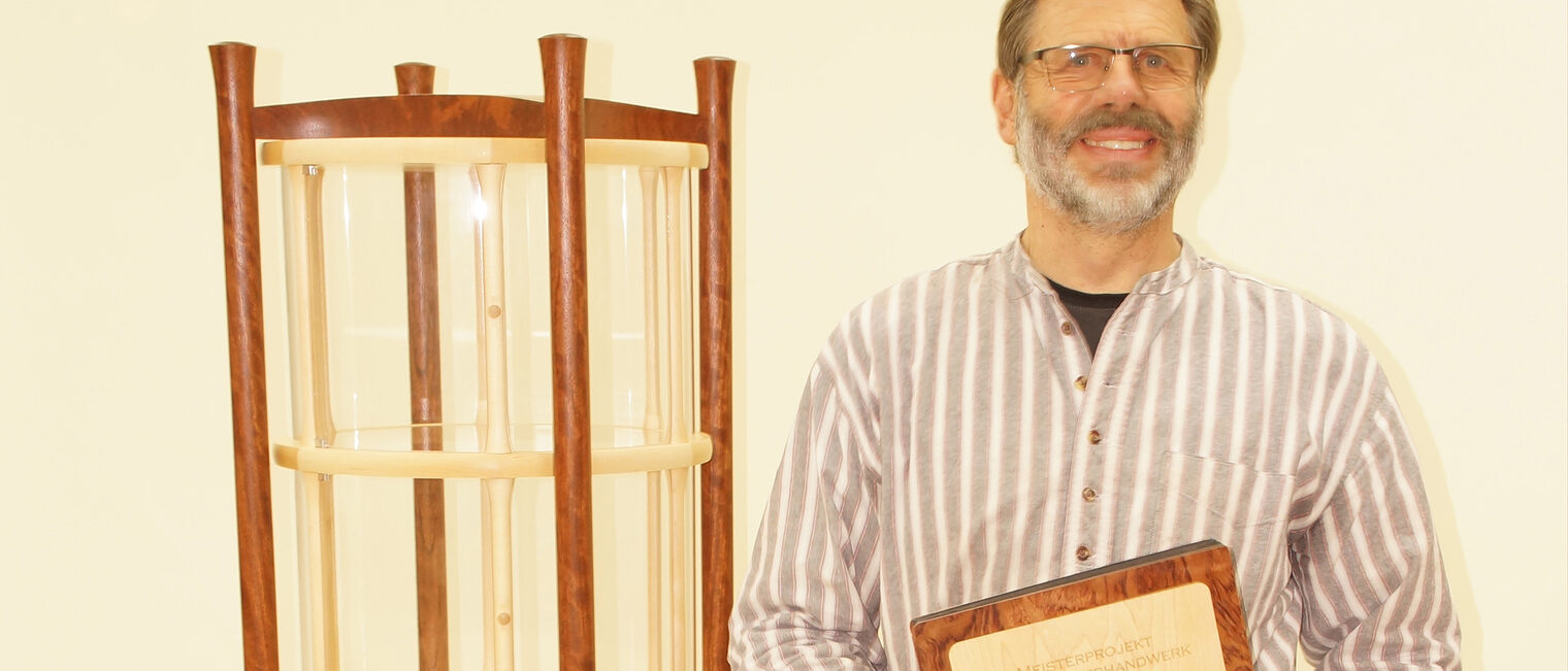 Drechslermeister mit seinem Meisterstück, eine Ausstellungsvitrine