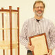Drechslermeister mit seinem Meisterstück, eine Ausstellungsvitrine
