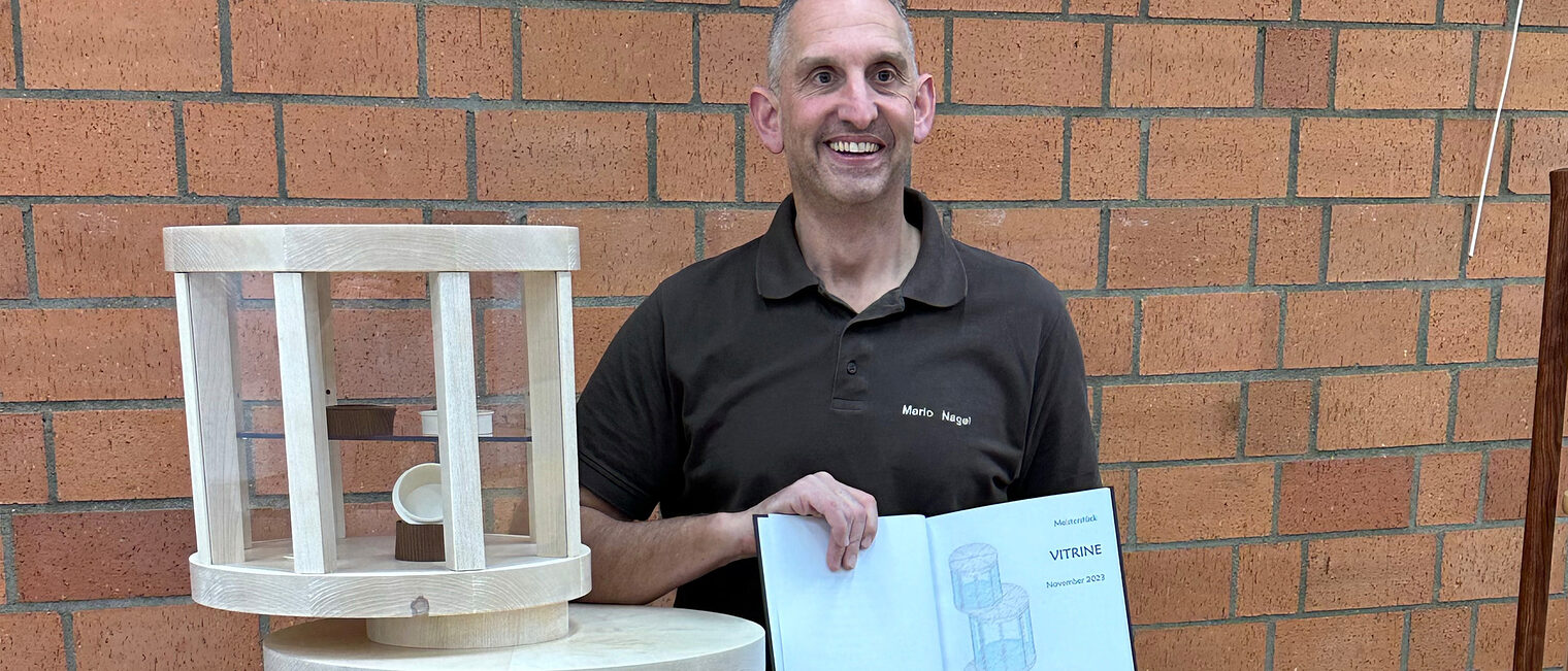 Drechslermeister mit seinem Meisterstück, eine Ausstellungs-Vitrine