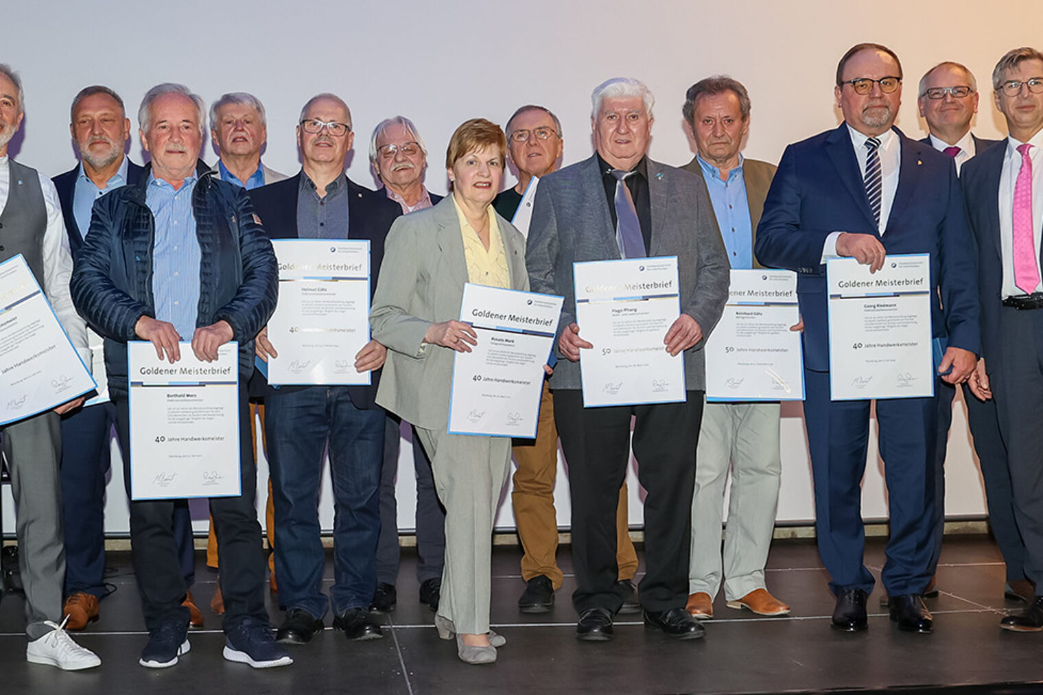 Gruppenbild nach der Verleihung der goldenen Meisterbriefe am Ehrenamtstag 2024.