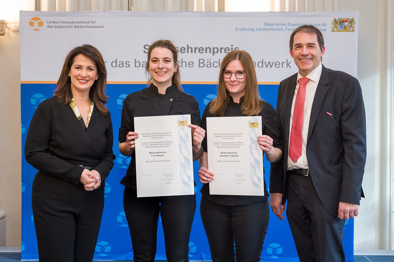 Staatsehrenpreis Bäcker 2024 - Lea Wagner und Johanna Lenhardt Staatsehrenpreis Bäcker 2024 - Bäckermeisterinnen Lea Wagner und Johanna Lenhardt
